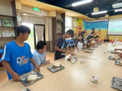 學生動手做pizza圖片